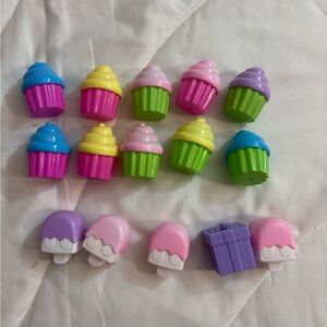 Set of 15 plastic Colorful Cupcake, popsicle and Gift set. Play food toys